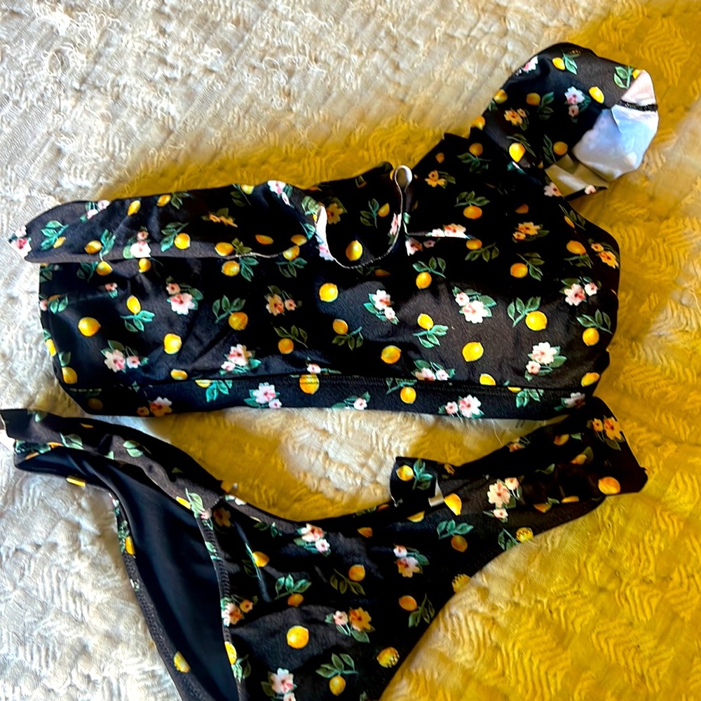 Lemon one shoulder swimming suit
